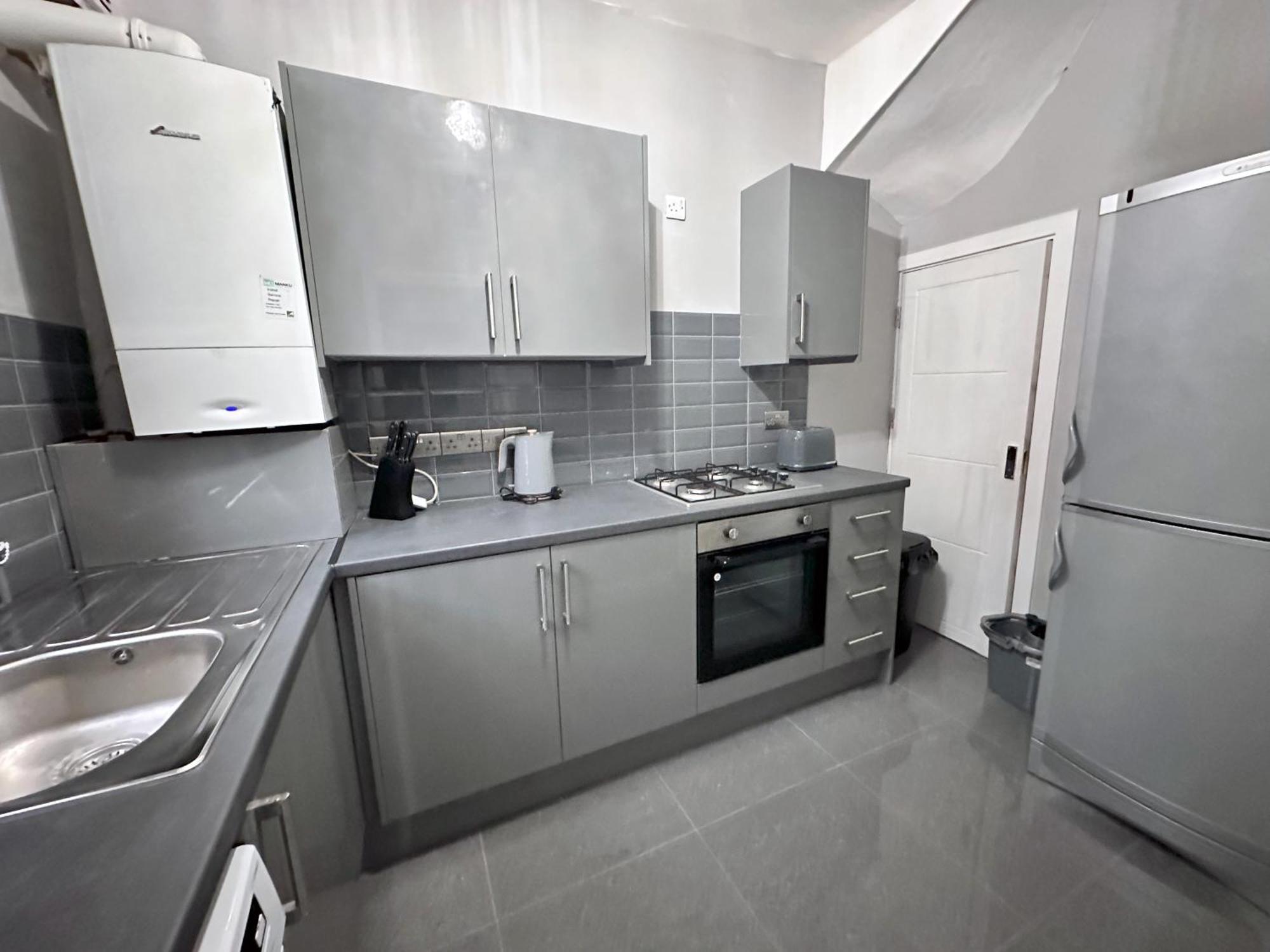 Modernised 3 Bedroom House, Lascelle Leeds (West Yorkshire)