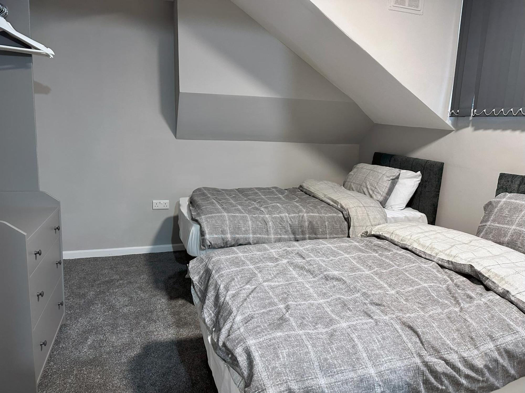 Modernised 3 Bedroom House, Lascelle * Leeds (West Yorkshire)